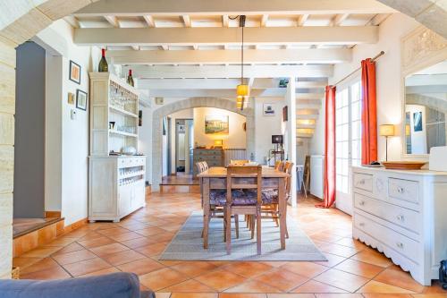 Villa A l'ombre du Géant climatisée piscine pour 8 personnes (Villa A l'ombre du Geant climatisee piscine pour 8 personnes) in Saint-Pierre-de-Vassols