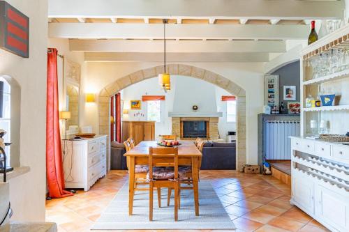 Villa A l'ombre du Géant climatisée piscine pour 8 personnes (Villa A l'ombre du Geant climatisee piscine pour 8 personnes) in Saint-Pierre-de-Vassols