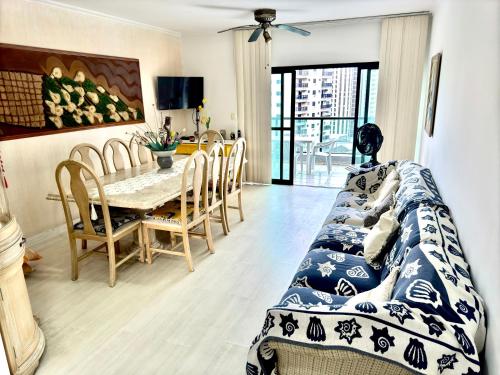 Apartmento Astúrias! Ar Varanda Vaga de Garagem 2 Quartos 100m2! 2 Qdas da Praia! – khách sạn tại Vila Luis Antonio