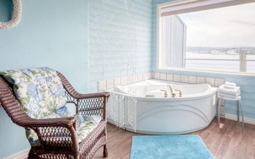 Oceans Edge - Anchor Pier Lodge - image 8