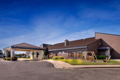 Exterior view, Heartland Inn & Suites, SureStay Collection by Best Western in Park Rapids (MN)