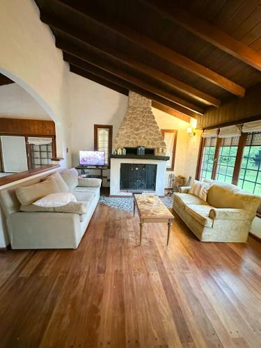 Casa con gran parque y pileta en La Armonía (Casa con gran parque y pileta en La Armonia) in La Armonía