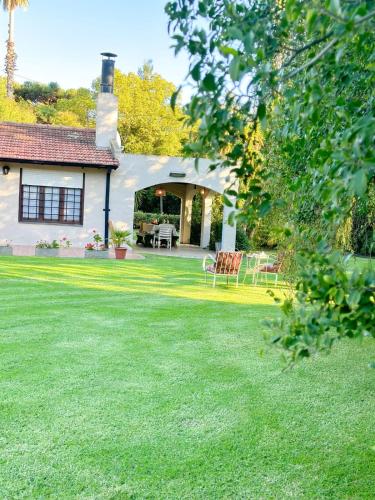 Casa con gran parque y pileta en La Armonía (Casa con gran parque y pileta en La Armonia) in La Armonía
