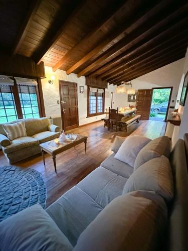 Casa con gran parque y pileta en La Armonía (Casa con gran parque y pileta en La Armonia) in La Armonía