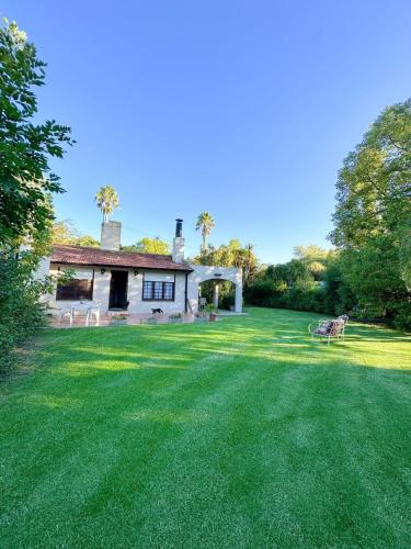 Casa con gran parque y pileta en La Armonía (Casa con gran parque y pileta en La Armonia) in La Armonía