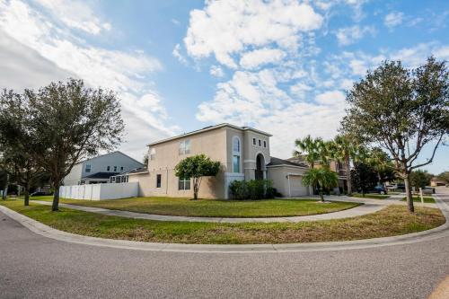 Riverview Oasis Pool, Spa & Family Arcade Fun in Riverview (FL)