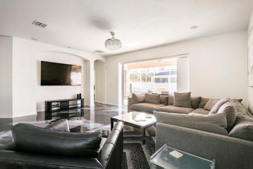 Riverview Oasis Pool, Spa & Family Arcade Fun in Riverview (FL)