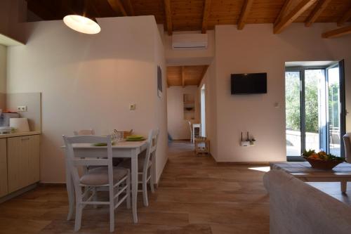 편의 시설/서비스, Kastro-Kardamili in 캄포스