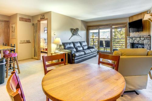 Updated Condo with Mountain Views, 10 Mi to Keystone in Silverthorne, USA