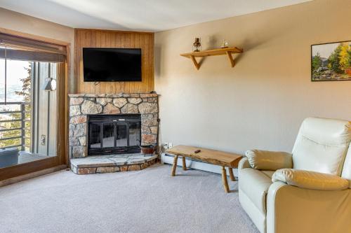 Updated Condo with Mountain Views, 10 Mi to Keystone in Silverthorne, USA
