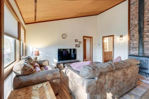 Deck & Gas Grill: Secluded Arnold Cabin Rental! in Arnold (CA)