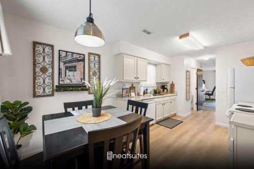 Near Ark Private Parking Patio 2 bed 1&half Bath in 德萊嶺