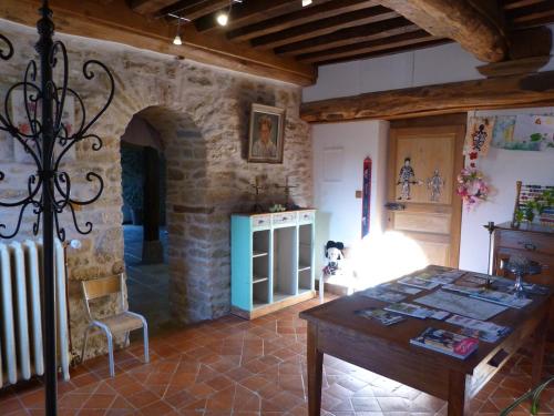 Le Gîte des Fontaines au cœur de la Bourgogne (Le Gite des Fontaines au cœur de la Bourgogne) in Сомбернон