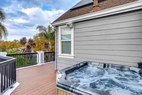 Napa Nearby! Large Home with Hot Tub and Dtwn Access in 休森市