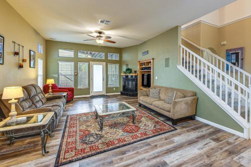 Napa Nearby! Large Home with Hot Tub and Dtwn Access in 休森市