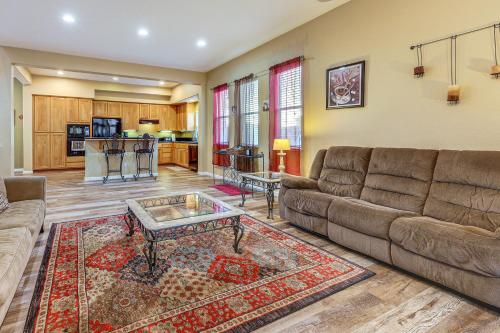 Napa Nearby! Large Home with Hot Tub and Dtwn Access in 休森市