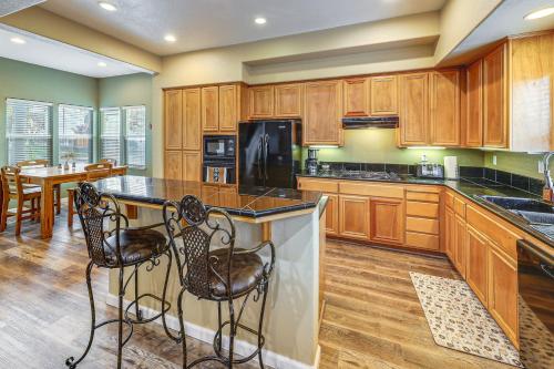 Napa Nearby! Large Home with Hot Tub and Dtwn Access in 休森市