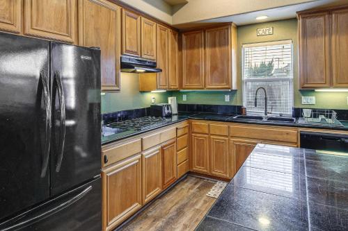 Napa Nearby! Large Home with Hot Tub and Dtwn Access in 休森市
