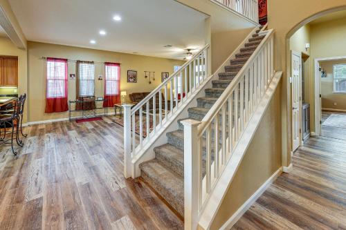 Napa Nearby! Large Home with Hot Tub and Dtwn Access in 休森市