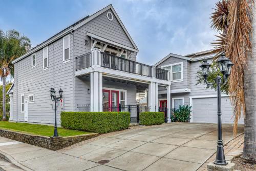 Napa Nearby! Large Home with Hot Tub and Dtwn Access in 休森市