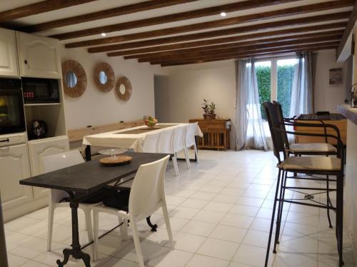 virtuve, Maison d'hôtes Près de la Grenouillère (Maison d'hotes Pres de la Grenouillere) in Estivareilles