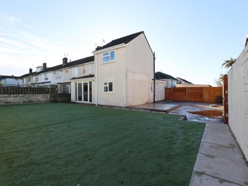 Church Leaze House by N And N Stays, Newly Refurbed Huge 6 bed house with all ensuite rooms for a ho – khách sạn tại Avonmouth & Lawrence Weston
