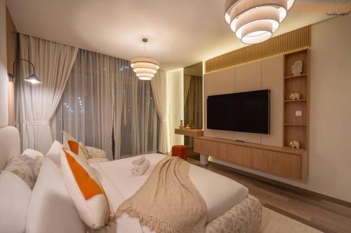 3BR Skyline Burj Panorama with Infinity Pool Vibes - image 13