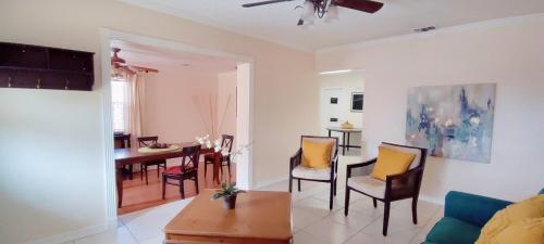 House Close to Downtown, Airport, Raymond James Stadium, and Many More Places in Tampa, USA