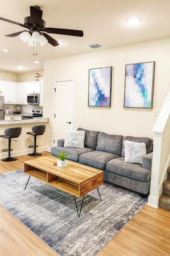 Elegant Spacious Home Near Top Attractions in Helotes, USA