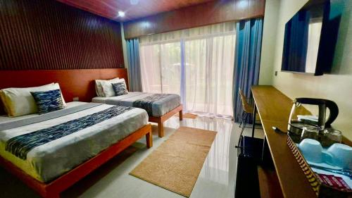 1 double bed, 1 twin bed