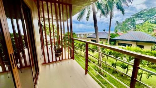Southseas Beach Resort and Dive Center Room Type - Deluxe Double or Twin Room with Ocean View