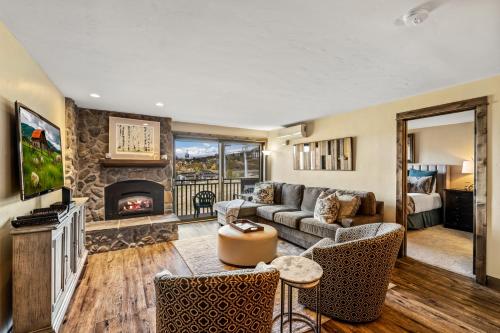 . Bear Claw 308 - Ski-in Ski-out Condo!