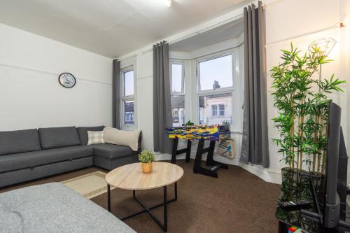 Charming 2BR Cottage Flat Sleeps 10 Central Line, Londyn