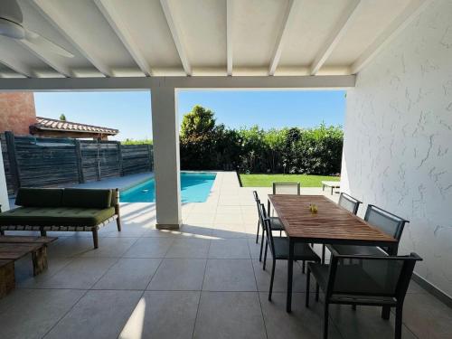 4BR Luxe Villa Pool & Golf Views in Las Cunas