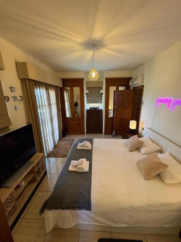 4BR Luxe Villa Pool & Golf Views in Las Cunas