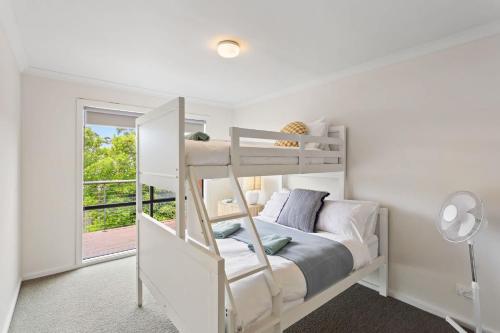 Charming Cowes Townhouse - Private Retreat on Main Street - image 4