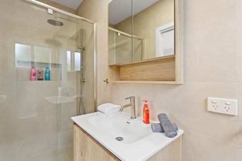 Newly Renovated Home in Heart of Cowes - image 4