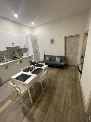 Central Downtown New Year Stay- Self Checkin & Free Wifi in Toronto (ON)