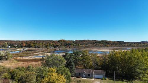 White Birch - Riverfront And Newly-remodeled! in Elberta, USA