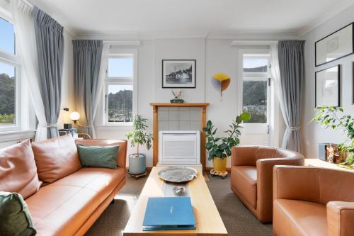 The Signal - Stylish Deco Apt with Deck and Marina View