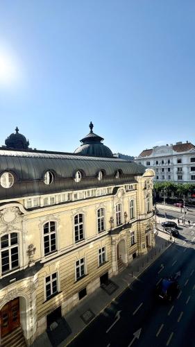 Stylish Parisian 3BR in Central Budapest, Sleeps 9, Budapeszt