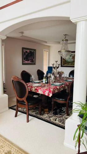 Warm house1 in โคควิตแลม (BC)