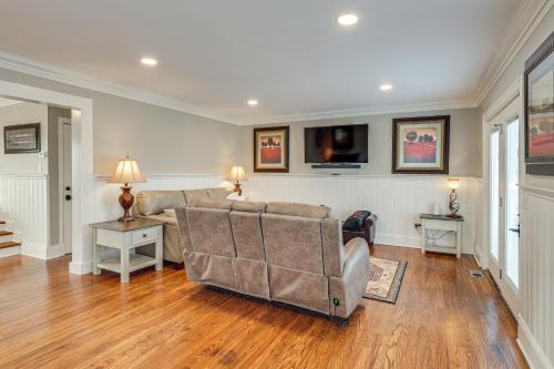 1 Block to Dtwn Lewisburg! Quiet Home with Decks in Lewisburg (TN)