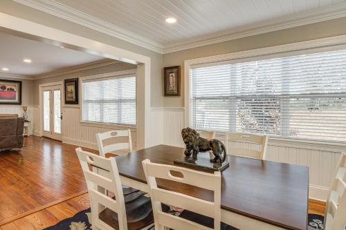 1 Block to Dtwn Lewisburg! Quiet Home with Decks in Lewisburg (TN)