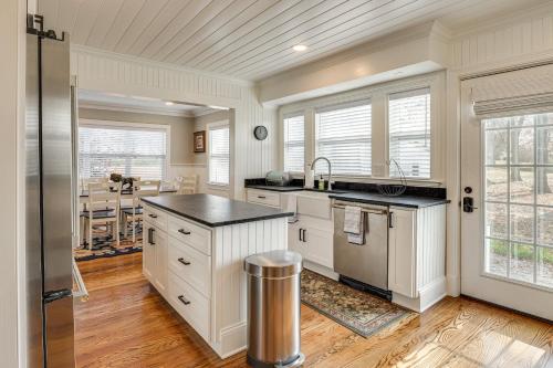 1 Block to Dtwn Lewisburg! Quiet Home with Decks in Lewisburg (TN)