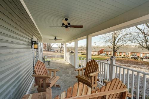 1 Block to Dtwn Lewisburg! Quiet Home with Decks in Lewisburg (TN)