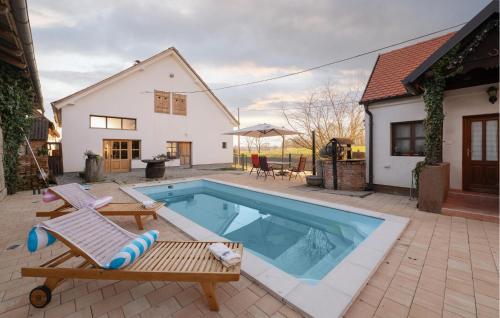 Swimming pool, Pet Friendly Home In Martinska Ves in Sisak