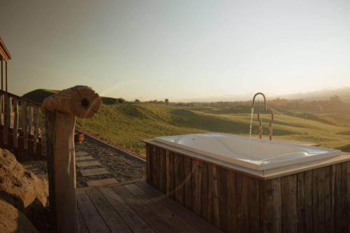 Sunsets, outdoor bath, mountain views, fire pit in Marotiri