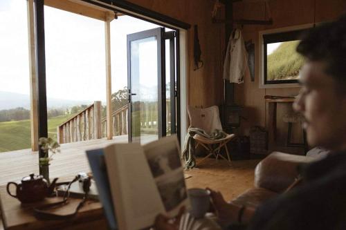 Sunsets, outdoor bath, mountain views, fire pit in Marotiri