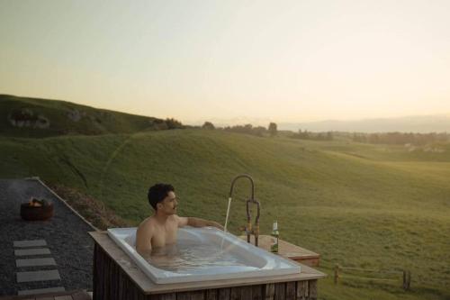 Sunsets, outdoor bath, mountain views, fire pit in Marotiri